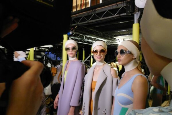 Anya Hindmarch London Fashion Week divathét 2017 circulus mac cosmetics backstage